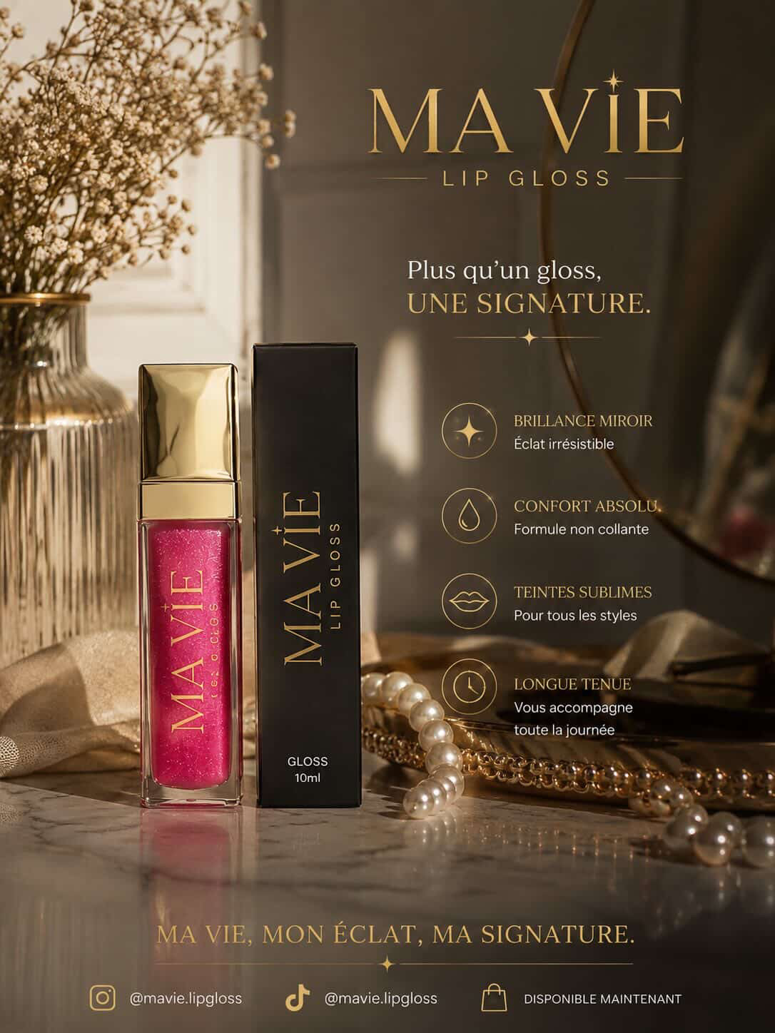 Lip gloss Ma Vie Glow posé près d'un miroir doré