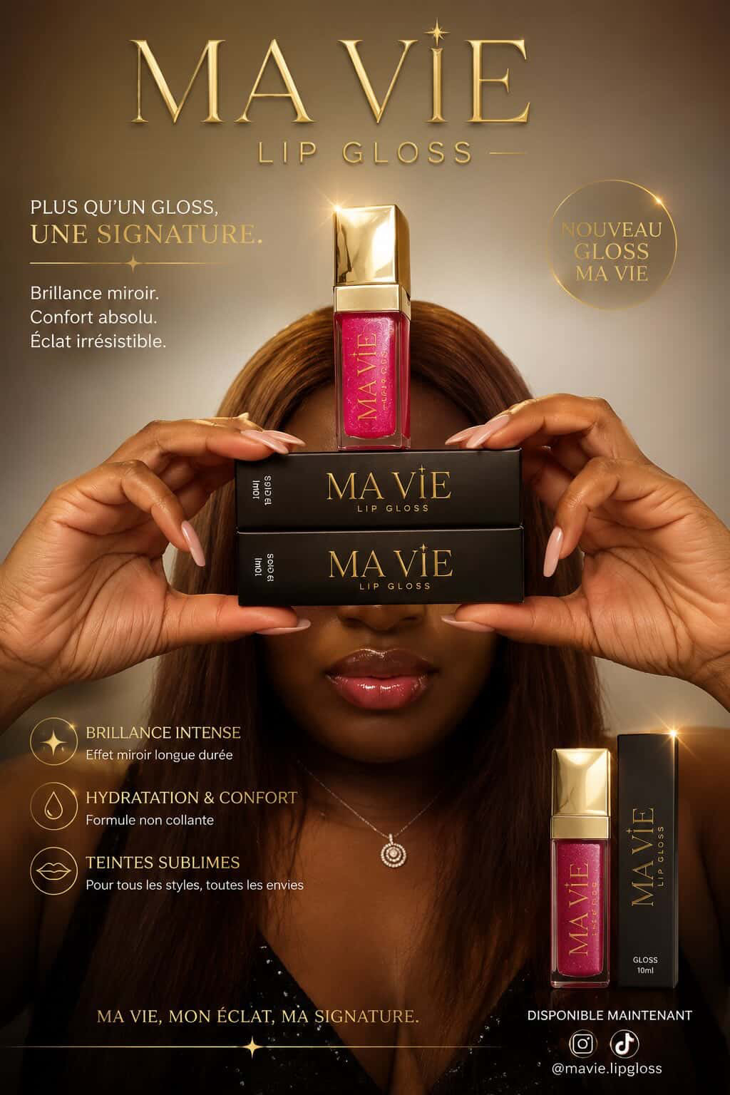 Ma Vie Glow lip gloss tenu par une femme